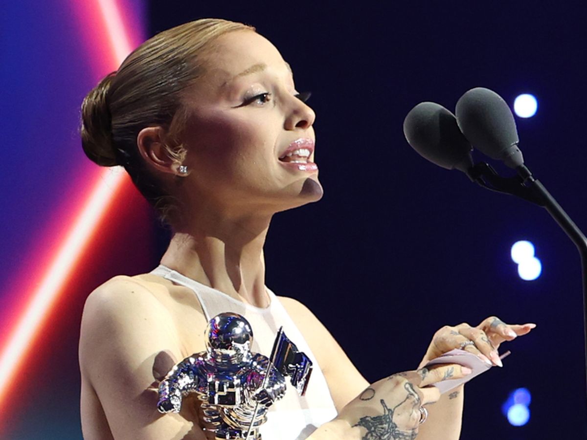 Kiki Morand completely nude