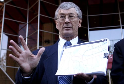 Aviation activist Dick Smith outside the Supreme Court in Sydney with a map of the area where a light plane crashed in Victoria in 2004. (AAP)