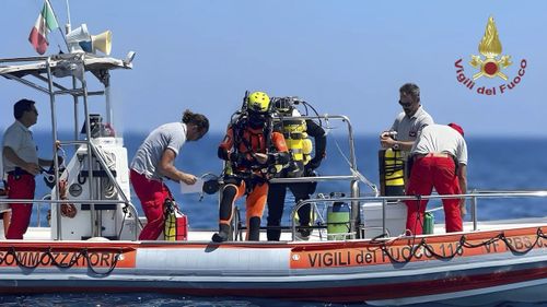 Un sommozzatore pompiere si prepara a raggiungere il relitto dello yacht di lusso bayesiano affondato lunedì mattina al largo delle coste della Sicilia a Porticiolo, nel sud Italia, venerdì 23 agosto 2024.