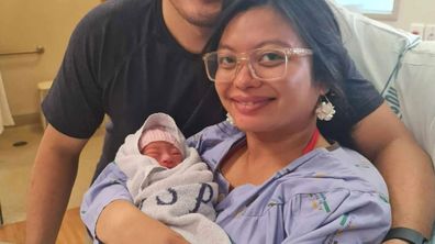 Mamá se reúne con el personal de Costco que la ayudó a dar a luz en el baño de la tienda