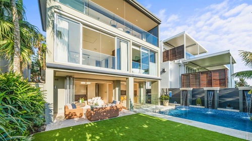 Caddick's Dover Heights home also has a pool.  The estimated value sits between $15-17 million.