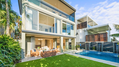 Caddick's Dover Heights home also has a pool. The estimated value sits between $15-17 million.