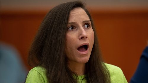 Kouri Richins reagisce alle dichiarazioni d'impatto della famiglia Richins durante la sua sentenza presso il terzo tribunale distrettuale di Park City, Utah, mercoledì 13 maggio 2026.
