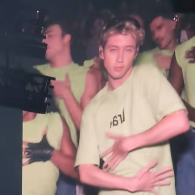 Troye Sivan does Apple dance