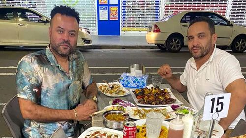 Les amis d'un chauffeur de camion décédé dans un accident d'horreur sur le Harbour Bridge de Sydney appellent à une meilleure sécurité routière sur ce monument emblématique. Jamal Choukri, 44 ans, est décédé dans l'accident frontal de jeudi dernier lorsqu'une voiture venant en sens inverse a soudainement viré dans sa voie. Son meilleur ami Soufiane Aguelmous a déclaré à 9News que Choukri était un membre travailleur et très apprécié de la communauté.