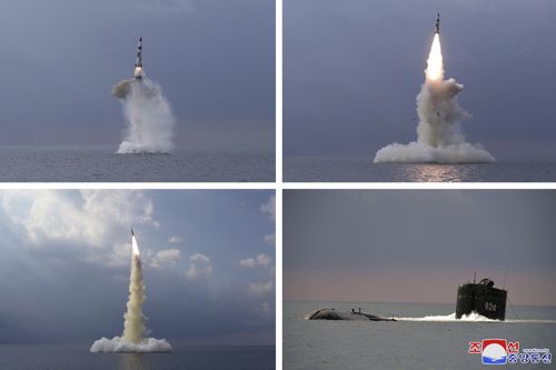 Acest set de patru imagini furnizate de guvernul nord-coreean arată o rachetă balistică lansată de pe un submarin marți, 19 octombrie 2021, în Coreea de Nord.