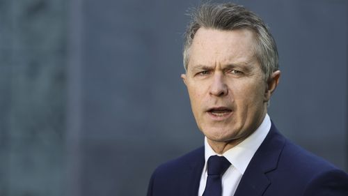 Eğitim Bakanı Jason Clare, Parlamento Binası'nda basın toplantısı düzenliyor.