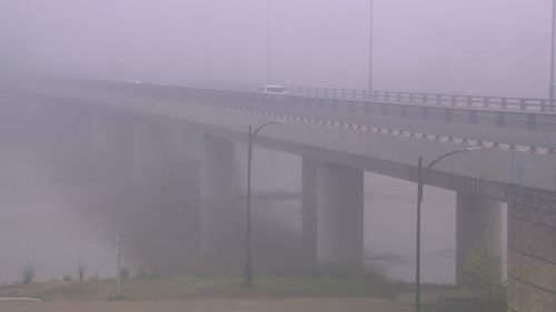 Le pont de Windsor était enveloppé de brouillard ce matin au milieu du risque d'inondations mineures à Penrith au cours du week-end.