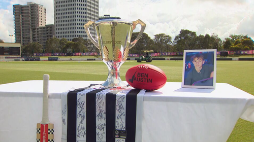 A Copa da Premiership de 2023 de Collingwood e um taco de críquete com sua 512ª internacionalização estavam entre as recordações expostas durante a cerimônia fúnebre.