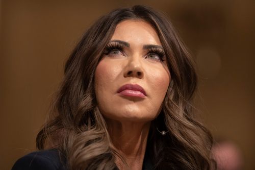 ARQUIVO - A secretária de Segurança Interna, Kristi Noem, comparece perante o Comitê de Segurança Interna da Câmara no Capitólio, em Washington, quinta-feira, 11 de dezembro de 2025. (AP Photo / Mark Schiefelbein, Arquivo)