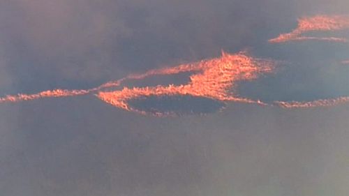A fast-moving grass fire is threatening towns, properties and livestock in the Grampians. (9NEWS)