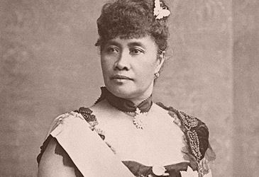 When did US-backed businessmen force Queen Lili'uokalani to abdicate?