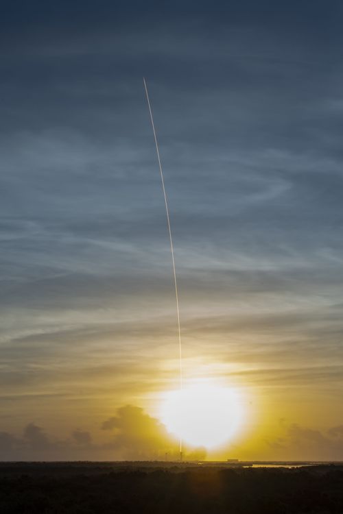 Un cohete Space X atraviesa el cielo después del lanzamiento.