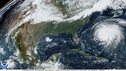 Questa immagine satellitare fornita dalla National Oceanic and Atmospheric Administration (NOAA) mostra l'uragano Fiona nell'Oceano Atlantico vicino alle Bermuda, in movimento verso nord giovedì 22 settembre 2022. (NOAA via AP)