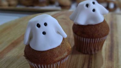 Cheat Halloween ghost cupcakes