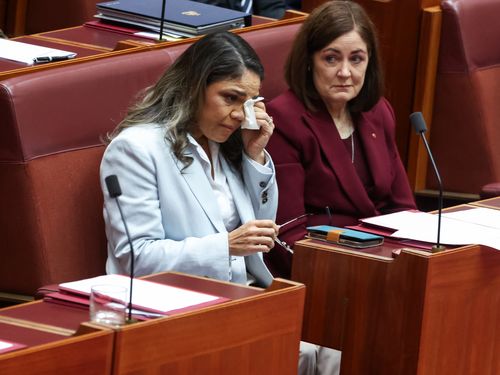 La senatrice Jacinta Nampijinpa Price, ministra ombra per le competenze e la formazione e ministra ombra per le piccole imprese, torna al suo posto dopo aver rilasciato una dichiarazione su Kumanjayi Little Baby al Senato, al Parlamento di Canberra, martedì 12 maggio 2026. fedpol Foto: Alex Ellinghausen
