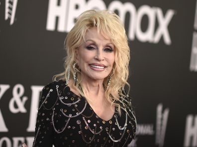 Dolly Parton tiba di upacara induksi Rock & Roll Hall of Fame pada hari Sabtu, 5 November 2022, di Microsoft Theatre di Los Angeles. (Foto oleh Richard Shotwell/Invision/AP)