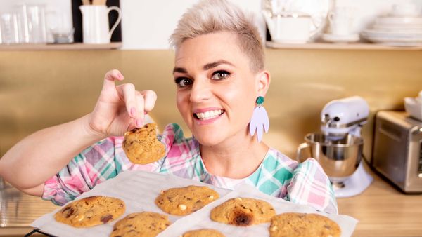 Jane de Graaff proves you can make cookies in the microwave