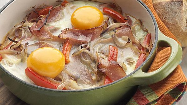 Egg pan with leg ham, red onion and capsicum