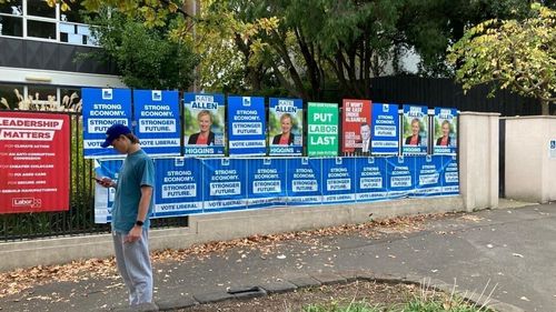 Le travail demande une injonction sur "Mettre le travail en dernier" des pancartes apparaissant à Higgins, conçues pour donner l'impression d'avoir été placées par les Verts mais prétendument du Parti libéral.