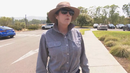 Uma mulher foi vista gritando "Que pena" para Jacinta Allan enquanto ela caminhava para uma conferência de imprensa em Alexandra, Victoria.