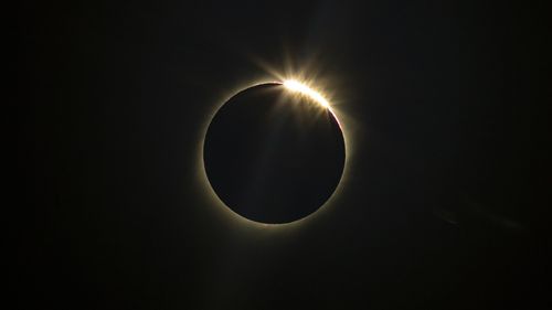 La lune bloque le soleil lors d'une éclipse solaire totale à La Higuera, au Chili.