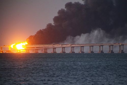 Des flammes et de la fumée s'élèvent du pont de Crimée reliant le continent russe et la péninsule de Crimée au-dessus du détroit de Kertch, à Kertch, en Crimée, le samedi 8 octobre 2022. 