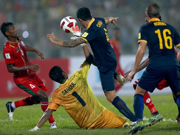 Tim Cahill challenges the Bangladesh keeper for the ball. (Getty)