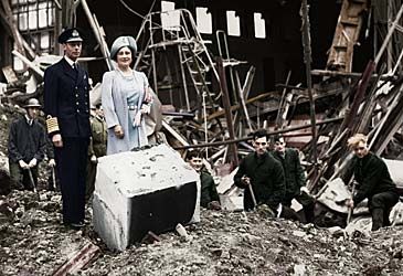Which palace was struck by five Luftwaffe bombs on September 13, 1940?