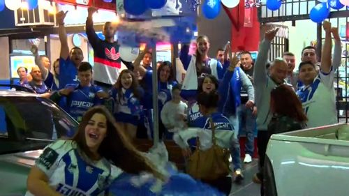 Happy fans took to the streets to celebrate the Bulldogs advancing to next week's Grand Final. (9NEWS)