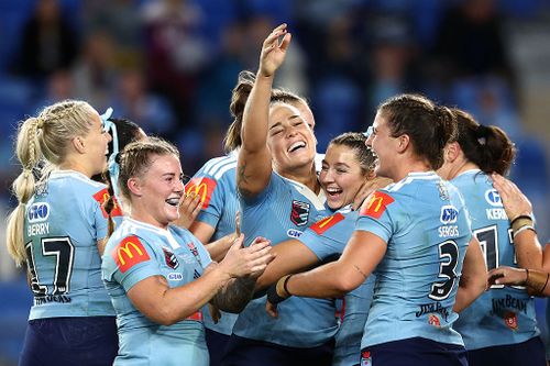 Isabelle Kelly, do Blues, comemora com os companheiros após vencer o terceiro jogo.