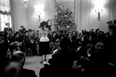 Premier défilé haute couture Christian Dior le 12 février 1947 dans les salons du 30 Avenue Montaigne, à Paris en France avec présentation du tailleur Bar. (Photo by Eugène KAMMERMAN/Gamma-Rapho via Getty Images)