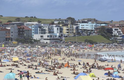 SMH NEWS : Les foules profitent du beau temps et d'une brise fraîche du nord-est à Bondi Beach dans la banlieue est de Sydney.  17 janvier 2021 : Photographie de James Alcock/NINE Media.