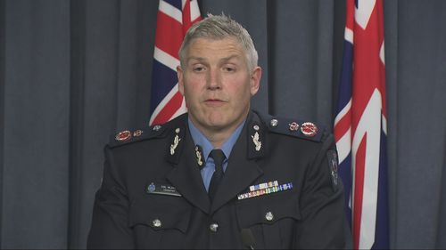 WA Polis Komiseri Col Blanch, Bindoon'daki evde birkaç ateşli silah ele geçirildiğini açıkladı.