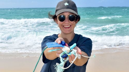 Nina Wootton, cientista marinha especializado em microplásticos e resíduos de plástico na Universidade de Adelaide