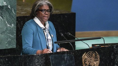 L'ambassadrice des Nations Unies des États-Unis, Linda Thomas-Greenfield, s'adresse à l'Assemblée générale des Nations Unies, avant qu'elle ne vote une résolution condamnant le référendum illégal de la Russie en Ukraine.