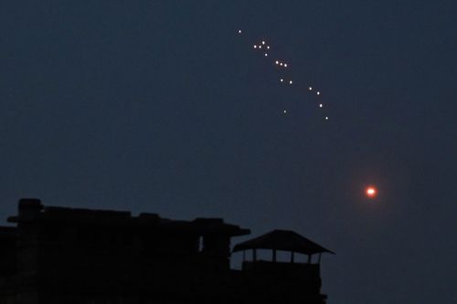A defesa aérea ucraniana dispara em drones russos acima de Kiev durante a noite durante os greves em massa de drones e mísseis na Ucrânia no início de 20 de setembro.