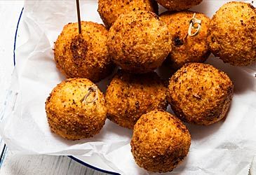 What is the main dry ingredient in traditional arancini balls?
