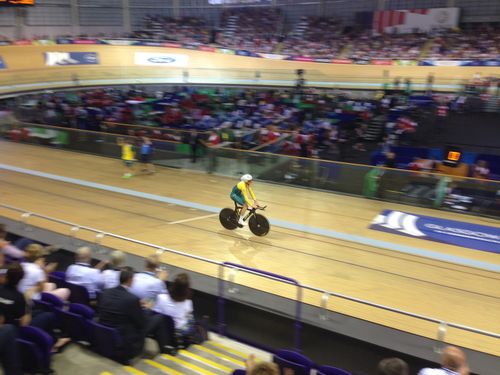 It's been a great start to the Commonwealth Games, with two records for Australian cycling teams. 