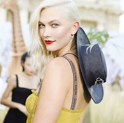 <p>Karlie Kloss chose to channel old Hollywood when she lightened her brown locks to a platinum blonde colour earlier this year.</p>
<p><br />
Karlie paired her new hue with a bright red lip, yellow Dior gown and a wide brim, flat top hat-a nod to the French fashion house&rsquo;s western-inspired resort show.</p>