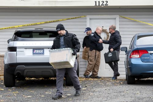 Des agents enquêtent sur la mort de quatre étudiants de l'Université de l'Idaho dans un complexe d'appartements au sud du campus le lundi 14 novembre 2022 à Moscou, Idaho. 