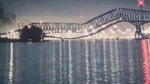 Il ponte è crollato dopo che una nave portacontainer si è scontrata con esso.