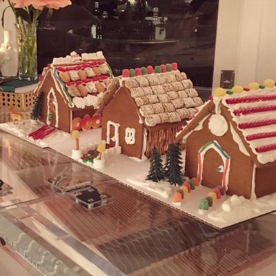 Miranda Kerr is a woman of many talents, and gingerbread house-making is no exception.