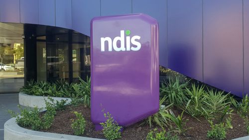 A placa do lado de fora da entrada da sede do NDIS no centro de Geelong. O edifício fica na Rua Malop, 13 - 19