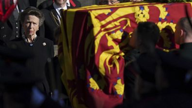 La principessa Anna osserva la bara della regina Elisabetta II mentre viene portata mentre lascia St Giles  La cattedrale, a Edimburgo, martedì 13 settembre 2022, la Royal Air Force la trasferirà alla RAF Northolt, per poi trasferirsi a Buckingham Palace, Londra, dove riposerà.