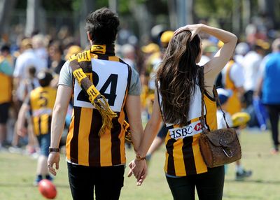 After a couple of flags, this Hawks couple made a date of fans day.