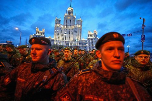 I militari russi si preparano a marciare verso la Piazza Rossa prima delle prove della parata militare del Giorno della Vittoria a Mosca, mercoledì 29 aprile 2026, sullo sfondo di un grattacielo in stile Stalin. (AP Photo/Alexander Zemlianichenko)