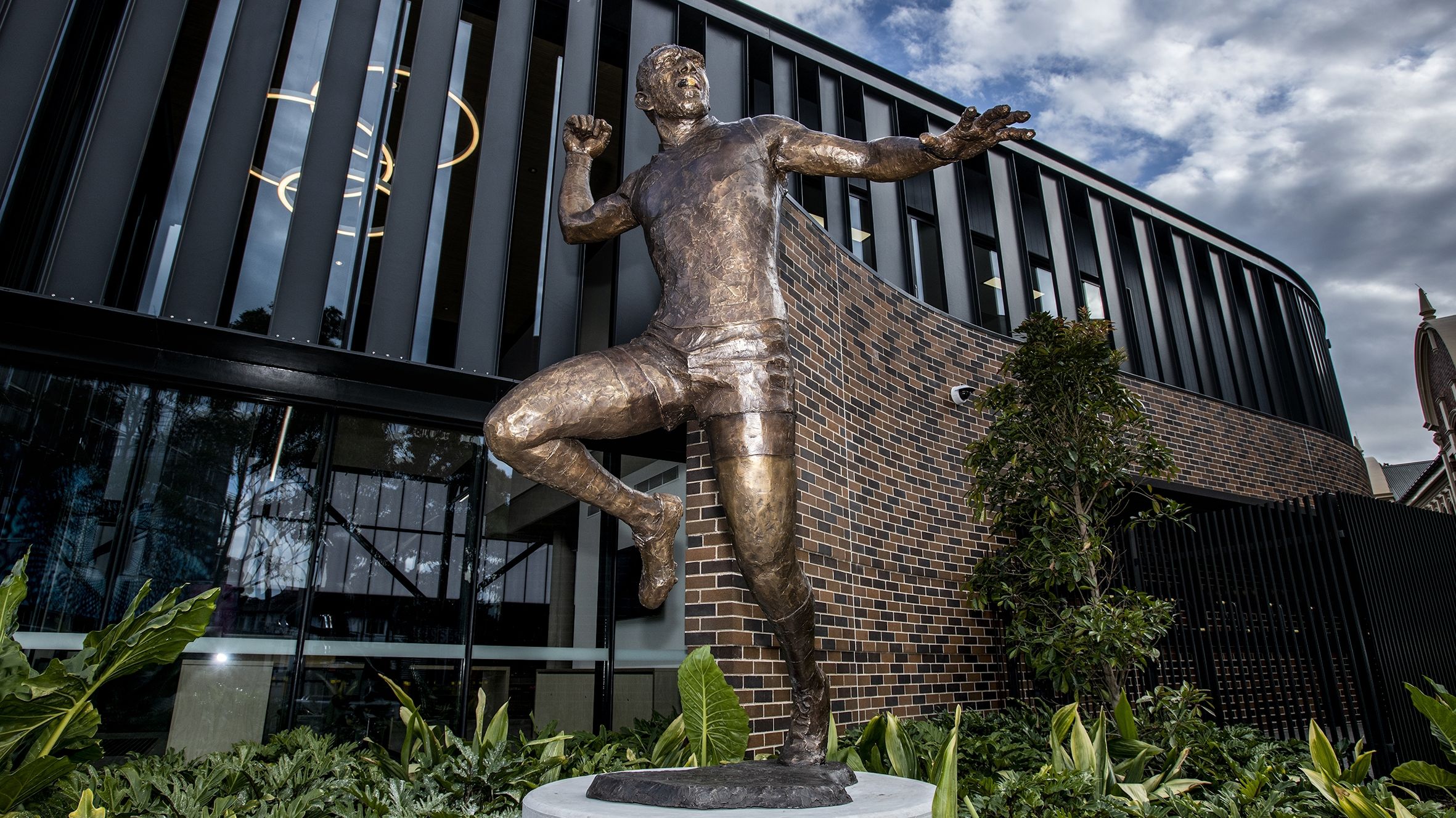 The new Adam Goodes statue was unveiled outside Swans HQ ahead of Sydney&#x27;s clash with Carlton at SCG