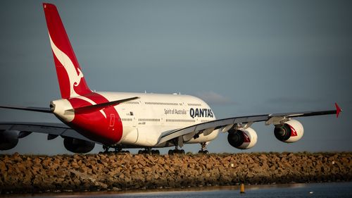 Qantas A380 uçağı, Sydney Havalimanı çevresindeki Gate 20'den geçiyor.