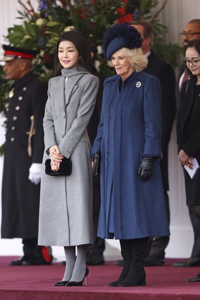 Pierwsza Dama Korei Południowej, Kim Keun-hee (po lewej) i królowa Camilla (po prawej)